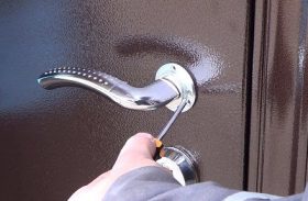 Замена дверной ручки металлической двери в Магнитогорске