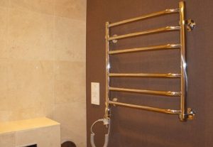 Установка электрического полотенцесушителя в ванной в Магнитогорске